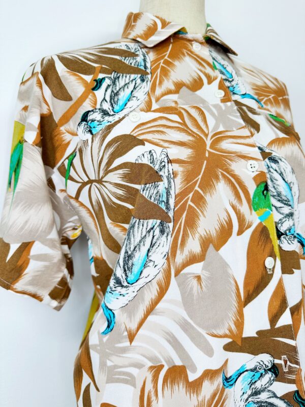 Camisa tropical de manga corta